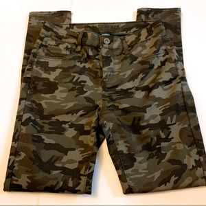 CAMO SKINNY JEANS SIZE 1